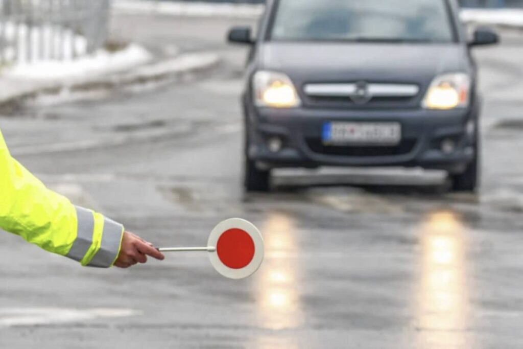 In Italia, non esiste una normativa specifica che vieti esplicitamente di guidare scalzi o con calzature poco adatte