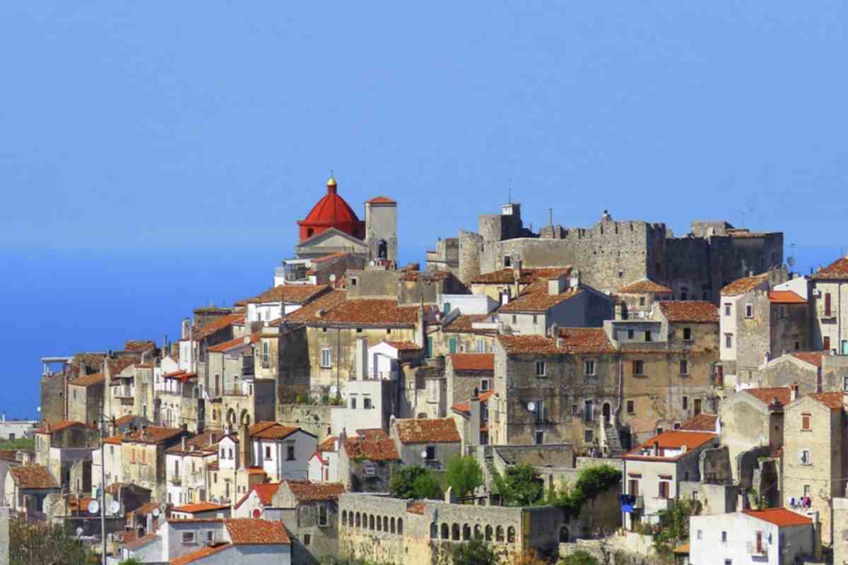 Proseguendo il nostro viaggio, ci dirigiamo verso Vico del Gargano, situato nel cuore del Parco Nazionale del Gargano.