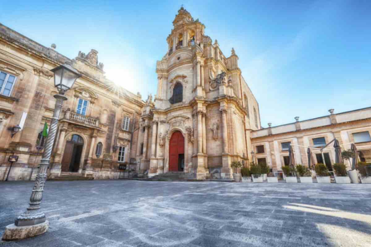 Ragusa è una delle città siciliane che ha conquistato il cuore di turisti e residenti. Situata nella Valle di Noto, questa città è un autentico gioiello del barocco siciliano